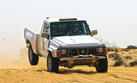 Sheik Marwan Bin Rashid Campionship – Round 3 Un nuovo appuntamento si e’ appena concluso nell’Emirato di Umm Al Quwain, il terzo Round del campionato intitolato a Sheik Marwan Bin Rashid. Pilota amante dei motori e proprietario dell’Emirates Motorplex. La competizione di questo week-end segna il giro di boa, infatti ancora due round prima di assegnare i significativi premi, che ricordiamo sono un auto Skoda per ogni categoria. La manifestazione numero 3 prevedeva un pomeriggio di verifiche tecniche ed amministrative, la cerimonia di partenza in prima serata ed il prologo in notturna sul circuito all’interno del Motorplex, un’area sabbiosa di 3 km da percorrersi due volte. Dopo di che’ una sola giornata di gara, con una prova speciale lunga 60km da ripetersi tre volte. I concorrenti, presenti in numero piu’ ridotto rispetto agli altri round, erano comunque 20, suddivisi in 4 diverse categorie: gruppo S, T1, T2 e UTV quest’ultima la categoria piu’ numerosa. L’Utv e’ infatti un mezzo che si sta diffondendo in tutte le gare nel deserto, date le sue caratteristiche i risultati che ottiene sono veramente eccellenti. La prova speciale ha offerto uno spettacolo veramente interessante, il primo giro ha visto una rapida conclusione, infatti la sabbia era ancora molto compatta, date le condizioni meteo delle sere precedenti, con copiose piogge del tutto fuori stagione peril momento a Umm Al Quwain. Dal secondo giro le cose sono un po’ cambiate, vuoi per le tracce ed i solchi lasciati dai mezzi nel giro precedente, vuoi per il caldo che ha iniziato a farsi sentire, ci sono stati cosi’ dei ritiri, soprattutto tra la categoria Gruppo S ( quella dei protruck). Alla fine del terzo giro la situazione vede ritirati 3 veicoli, quindi c’e’ bagarre sino all’ultimo minuto, il gradino piu’ alto del podio nella classifica assoluta spetta all’emiratino Abdullah Musabih Alshamsi. Le classifiche sono disponibili sul sito www.emiratesmotorplex.com